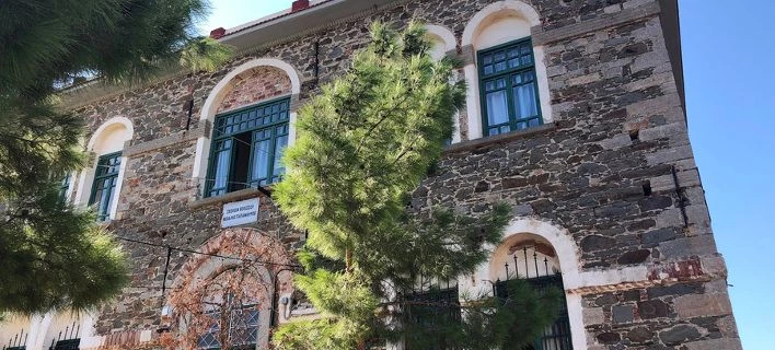 Ενα μοναδικό, πέτρινο σχολείο στη Βολισσό της Χίου, «παλεύει» να μείνει ανοιχτό (Εικόνες)